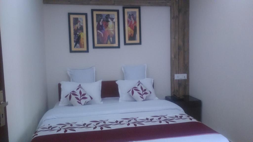 Breeze Hotel Силигури Экстерьер фото