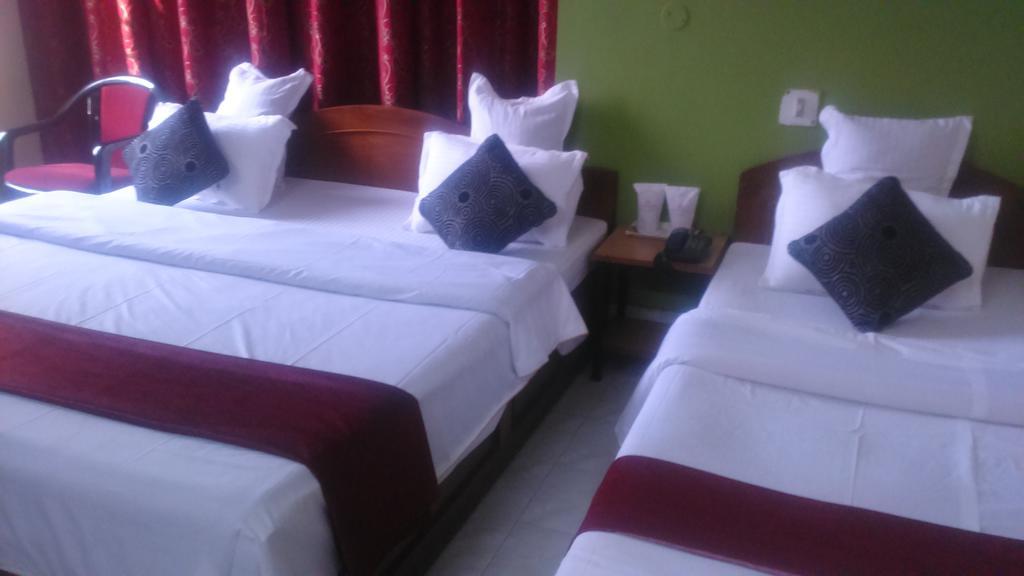 Breeze Hotel Силигури Номер фото