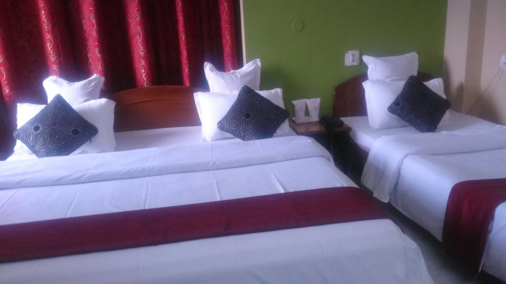 Breeze Hotel Силигури Номер фото