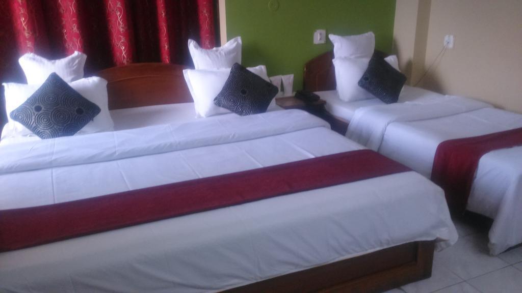 Breeze Hotel Силигури Номер фото