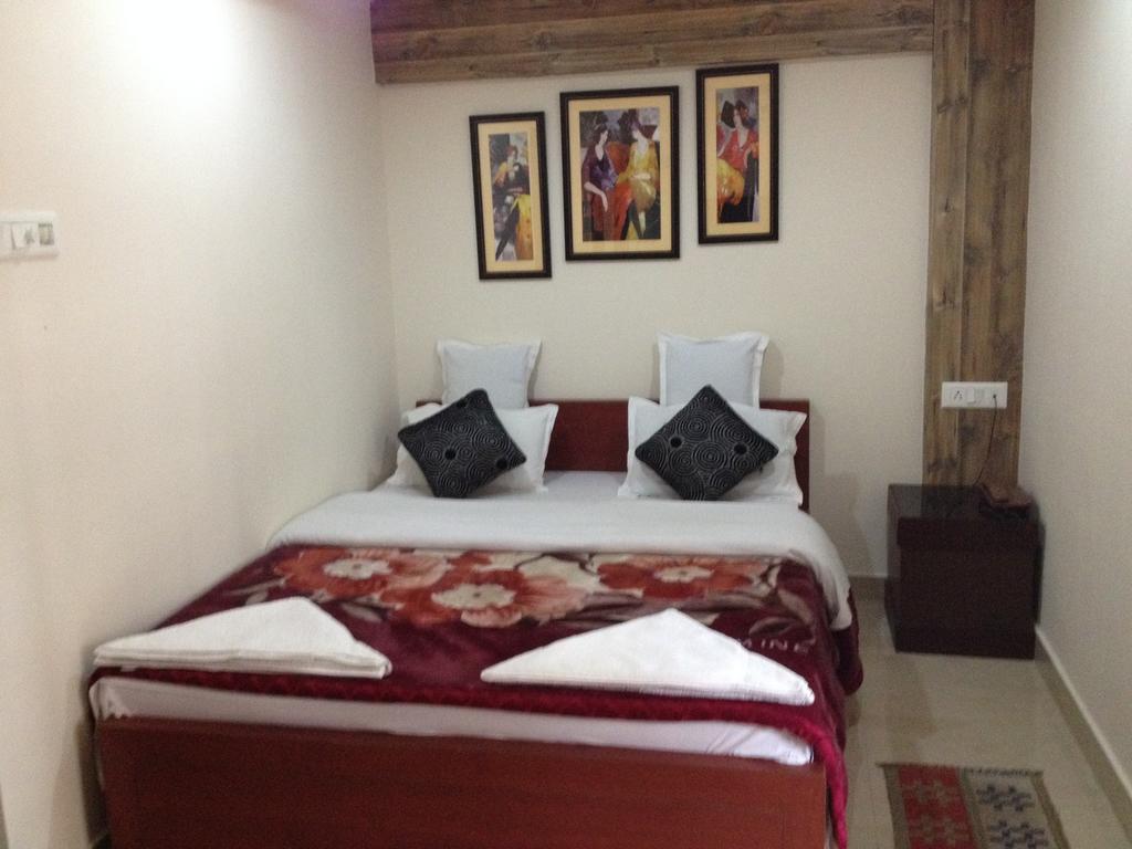 Breeze Hotel Силигури Номер фото
