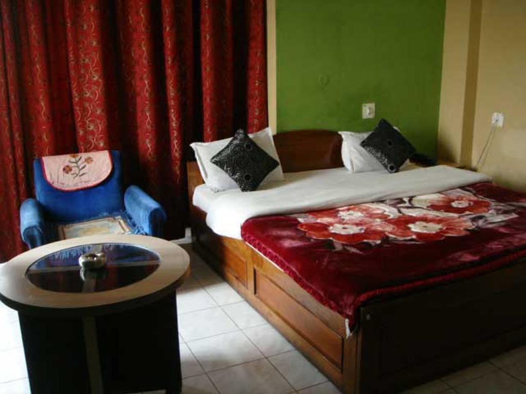 Breeze Hotel Силигури Номер фото