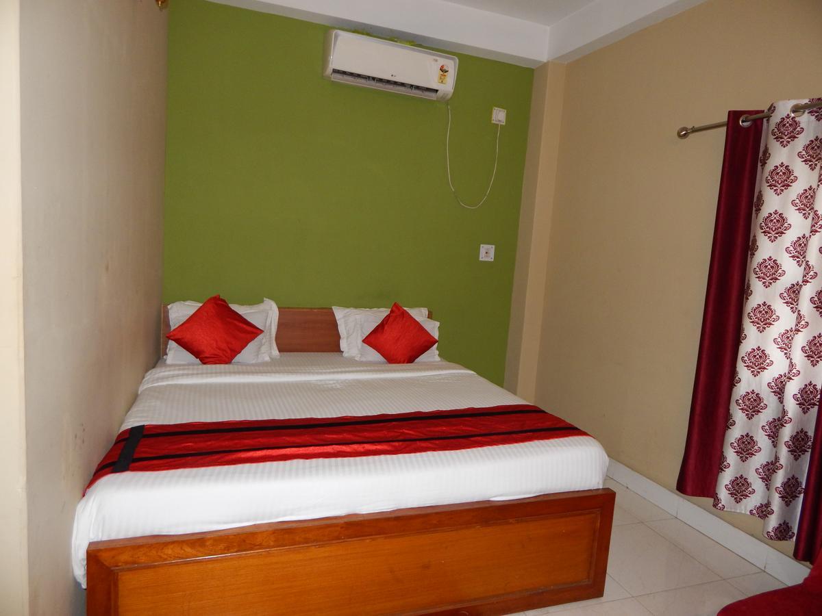 Breeze Hotel Силигури Экстерьер фото